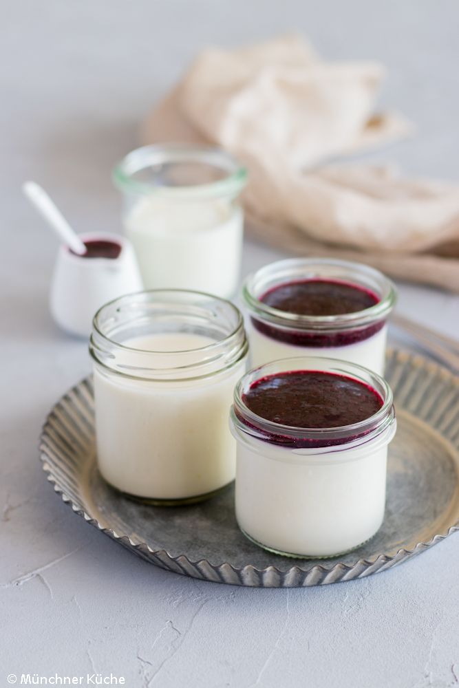Rezeptbild: Joghurt-Panna-cotta mit Heidelbeersauce