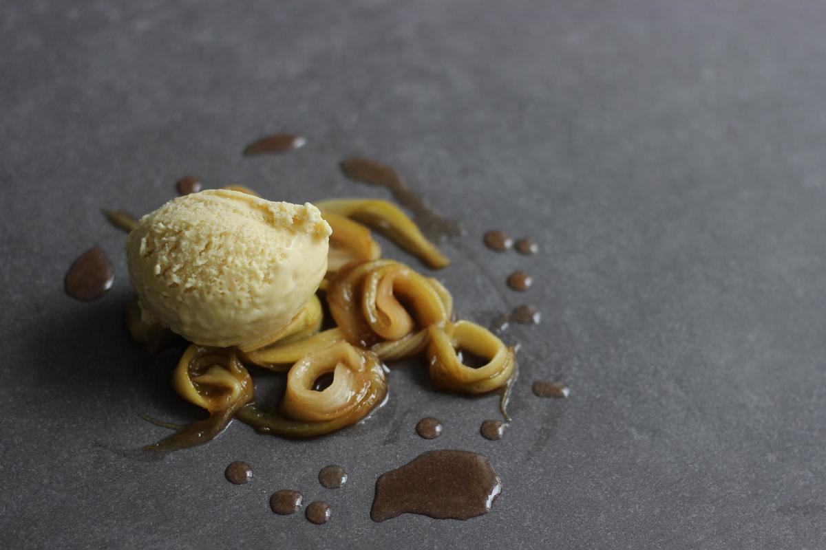 Rezeptbild: Rhabarber-Mandel-Eis