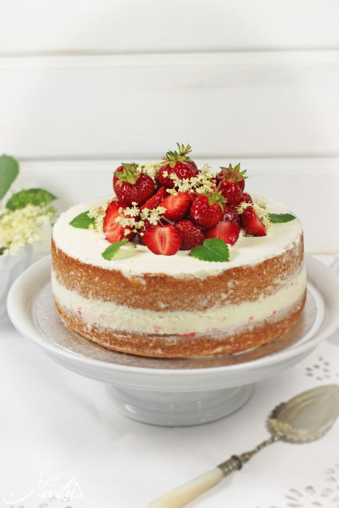 Rezeptbild: Kleines nackiges Törtchen mit Erdbeeren und Holunderblüten