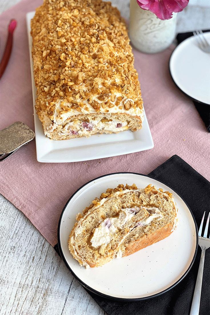Rezeptbild: Rhabarber-Biskuitrolle mit Krokant