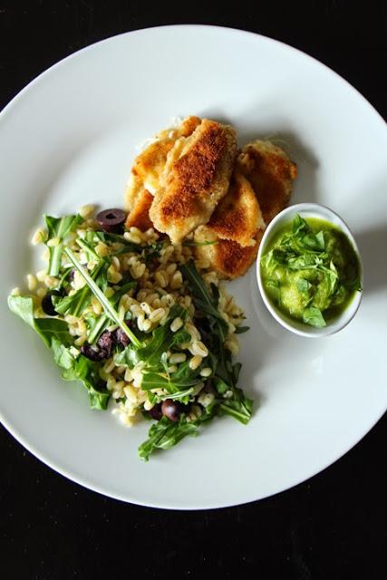 Rezeptbild: Mozzarellasticks mit Kräuter-Zartweizen und Erbsen-Minz-Dip