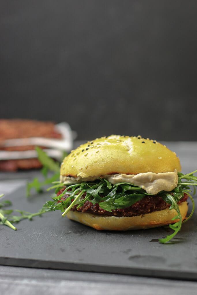 Rezeptbild: Veganer Burger mit Quinoa, rote Beete und Tofu