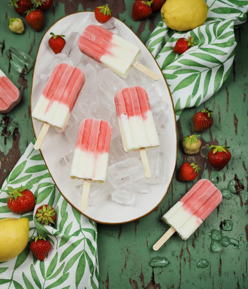 Rezeptbild: Selbstgemachtes Eis am Stiel: Erdbeer-Zitronen-Buttermilch-Eis