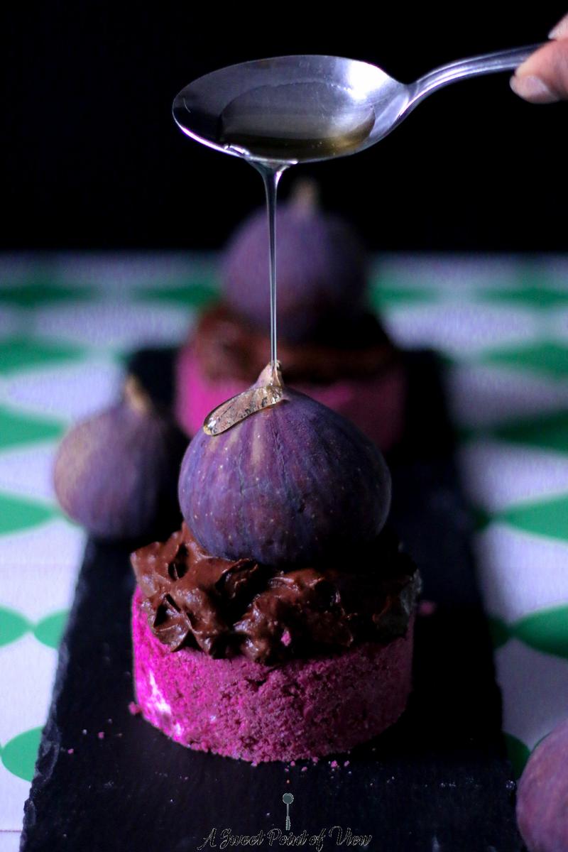 Rezeptbild: Rohveganer Rotebeetekuchen mit Schokoladenmousse und Feigen
