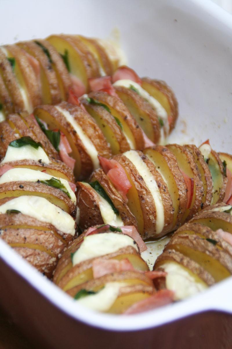 Rezeptbild: Fächer-Ofenkartoffeln mit Bärlauch-Schinken-Gauda-Füllung