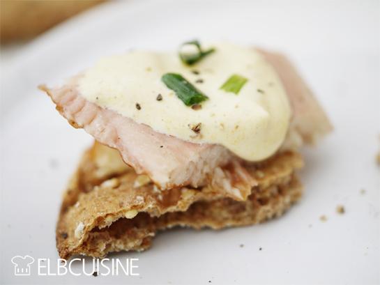 Rezeptbild: Saibling-Cräcker – knuspriger Snack in Gedenken an die BLOGST-Konferenz