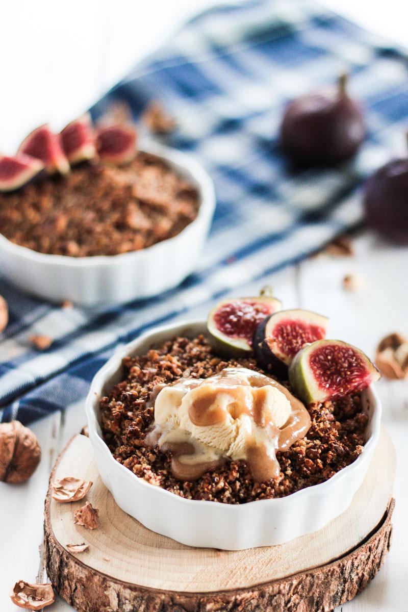 Rezeptbild: Veganes und glutenfreies Apfel Crumble mit cleaner Karamellsoße