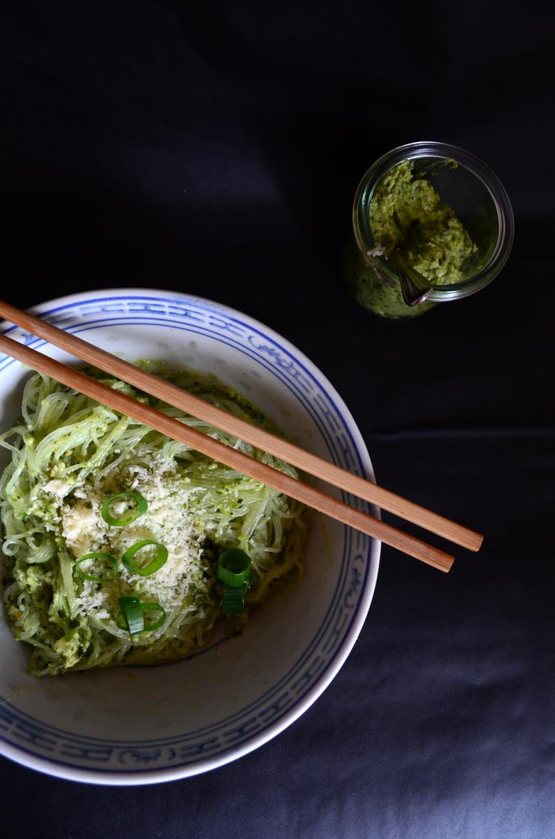 Rezeptbild: Avocado-Pesto mit Cashews und Thaibasilikum zu Glasnudeln