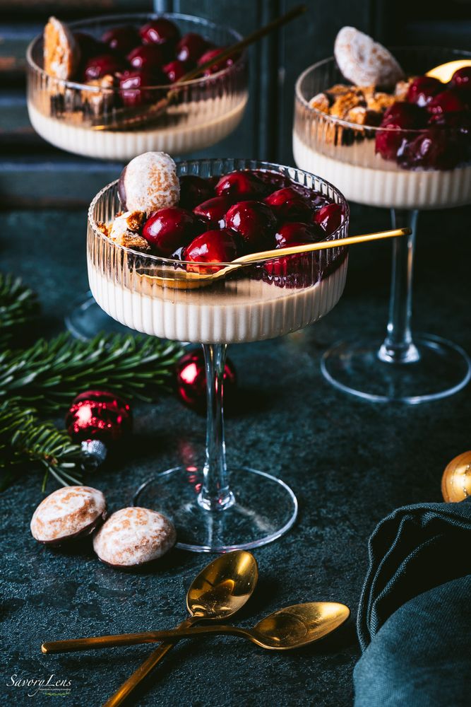 Rezeptbild: Lebkuchen Panna Cotta mit Glühweinkirschen
