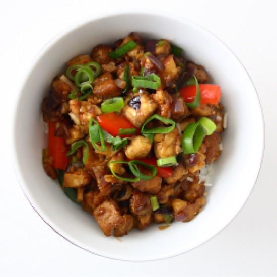Rezeptbild: würzig-scharfer Mandel-Tofu in einer süßen Sojasauce auf Basmati-Reis