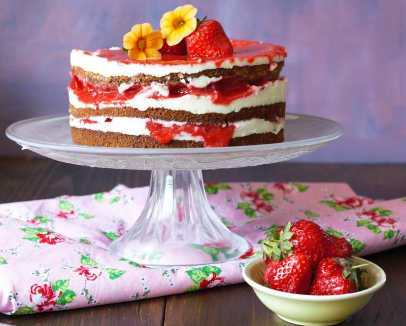 Rezeptbild: Erdbeertorte mit Käsekuchenfüllung und Erdbeersoße