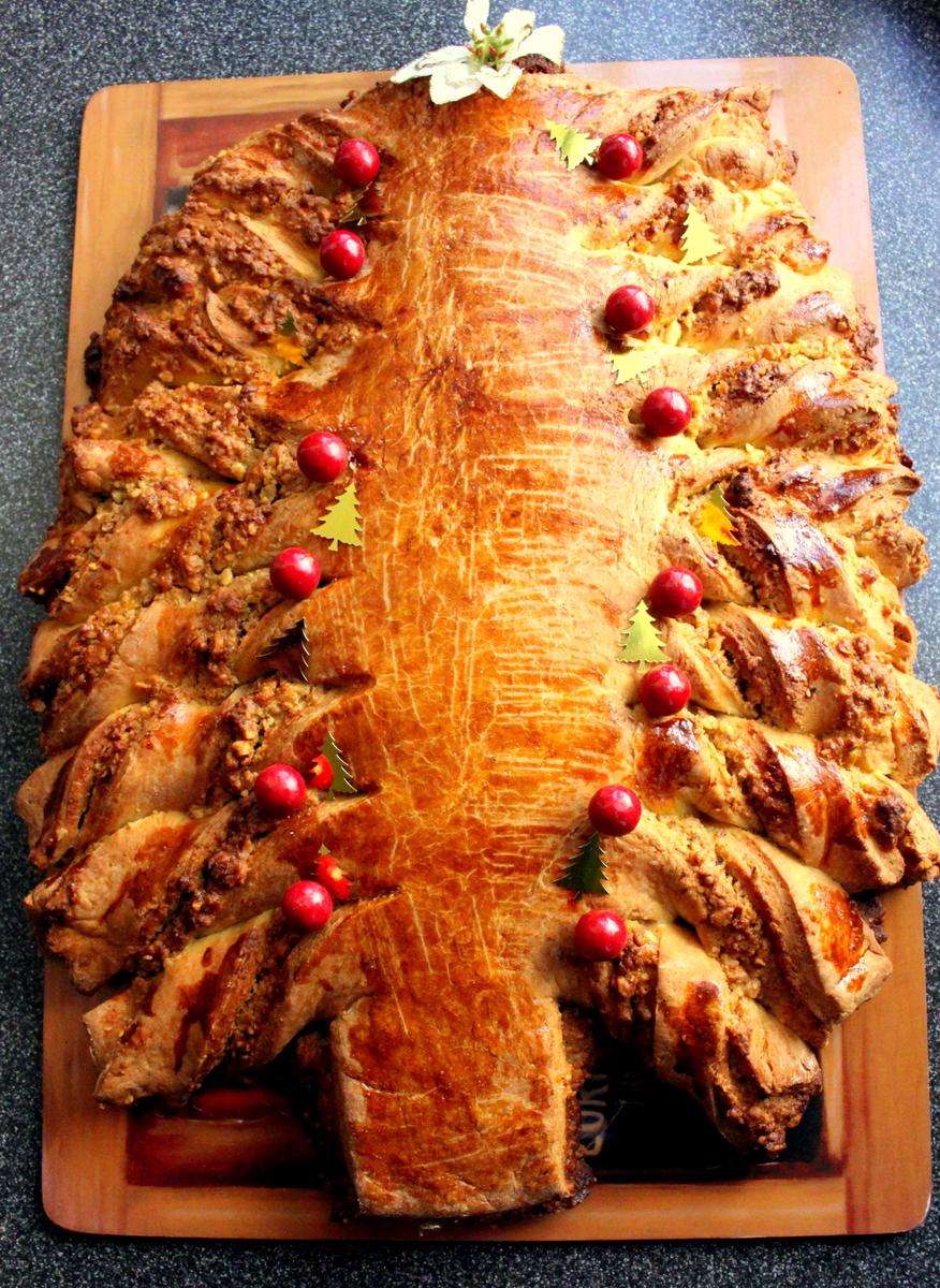 Rezeptbild: Gefuelltes Weihnachtsbaum Brot