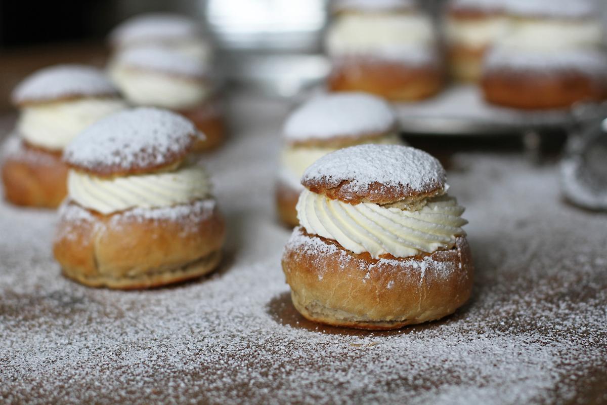 Rezeptbild: Semlor – Schwedische Mandel-Sahne Brötchen