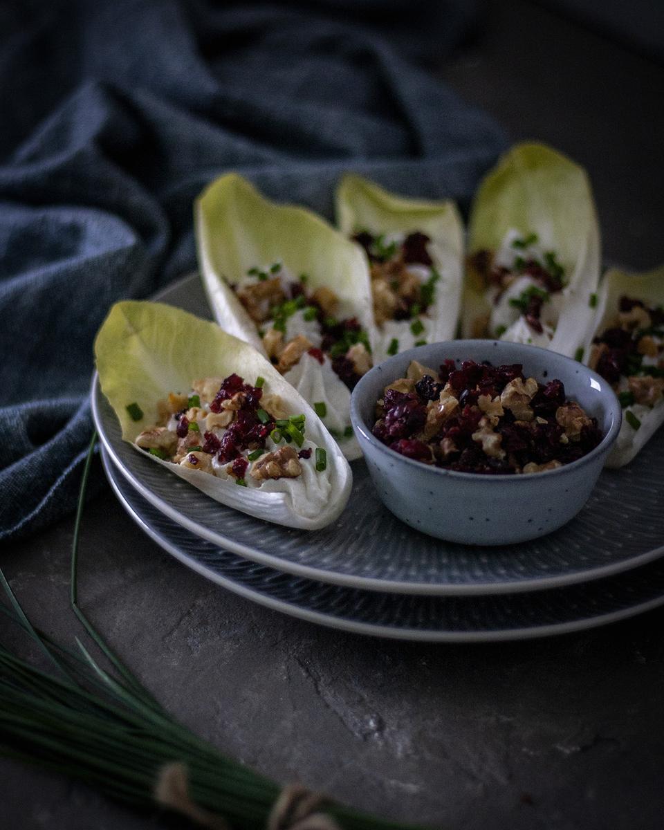 Rezeptbild: Chicorée-Schiffchen mit Frischkäse, Cranberries & Walnüssen