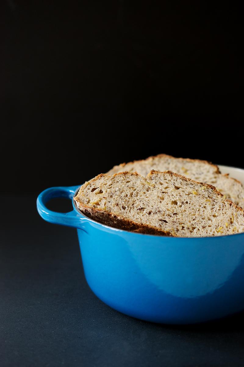 Rezeptbild: Sauerteigbrot mit Saaten und gebratenem Lauch