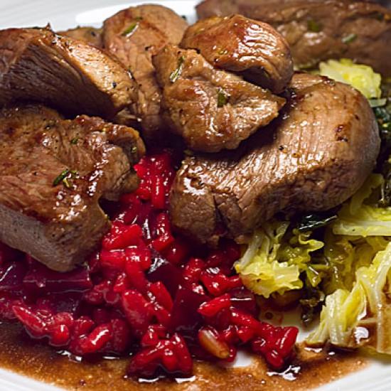 Rezeptbild: Marinierte Streifen von der Lammhüfte mit Rote-Bete-Risotto und fruchtigem Wirsing