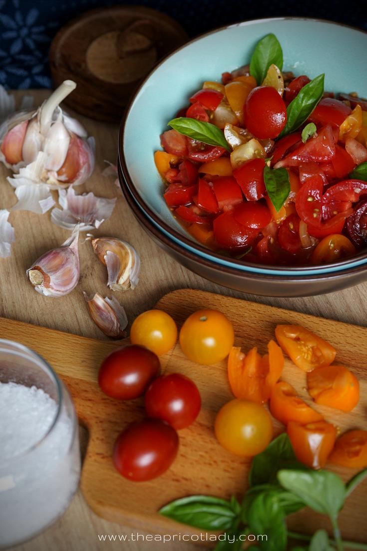 Rezeptbild: die beste Grillbeilage – Tomaten mit Knoblauch, Olivenöl & Basilikum