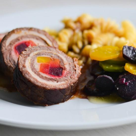 Rezeptbild: Rouladen vom Rind mit bunten Möhren
