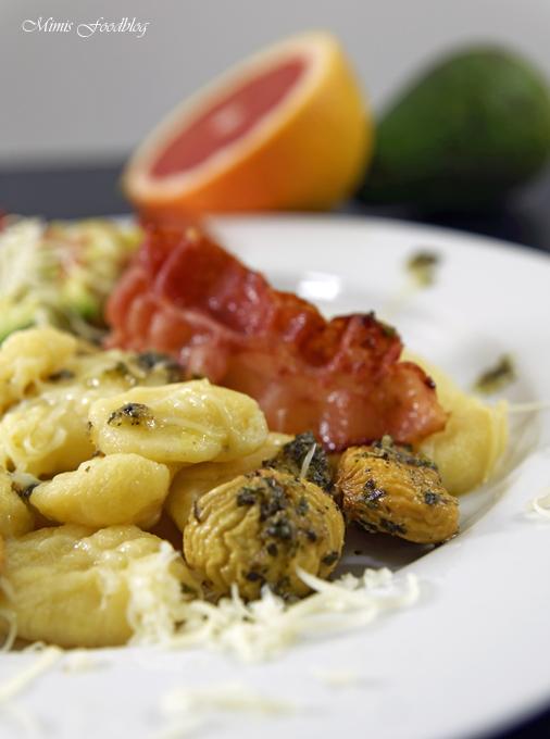 Rezeptbild: Selbst gemachte Gnocchi mit Bruschetta-Butter, Maronen, Bacon und Grapefruit-Guacamole 