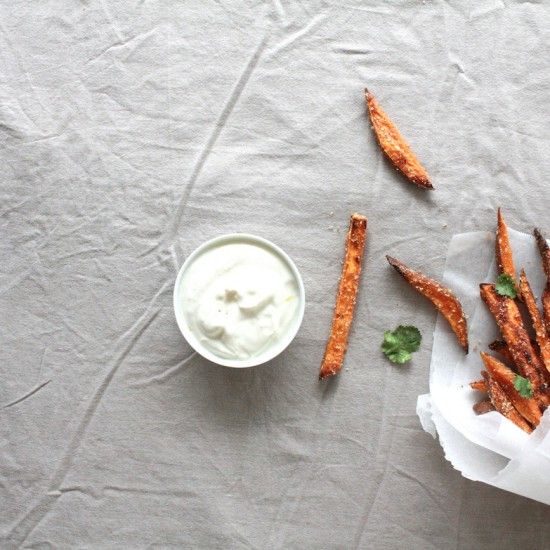 Rezeptbild: Süsskartoffel-Frites mit Joghurt-Dip
