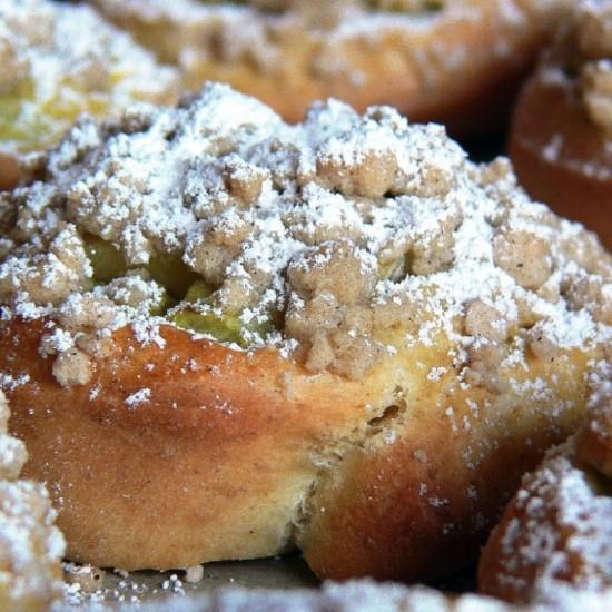 Rezeptbild: Rhabarber-Streuselschnecken