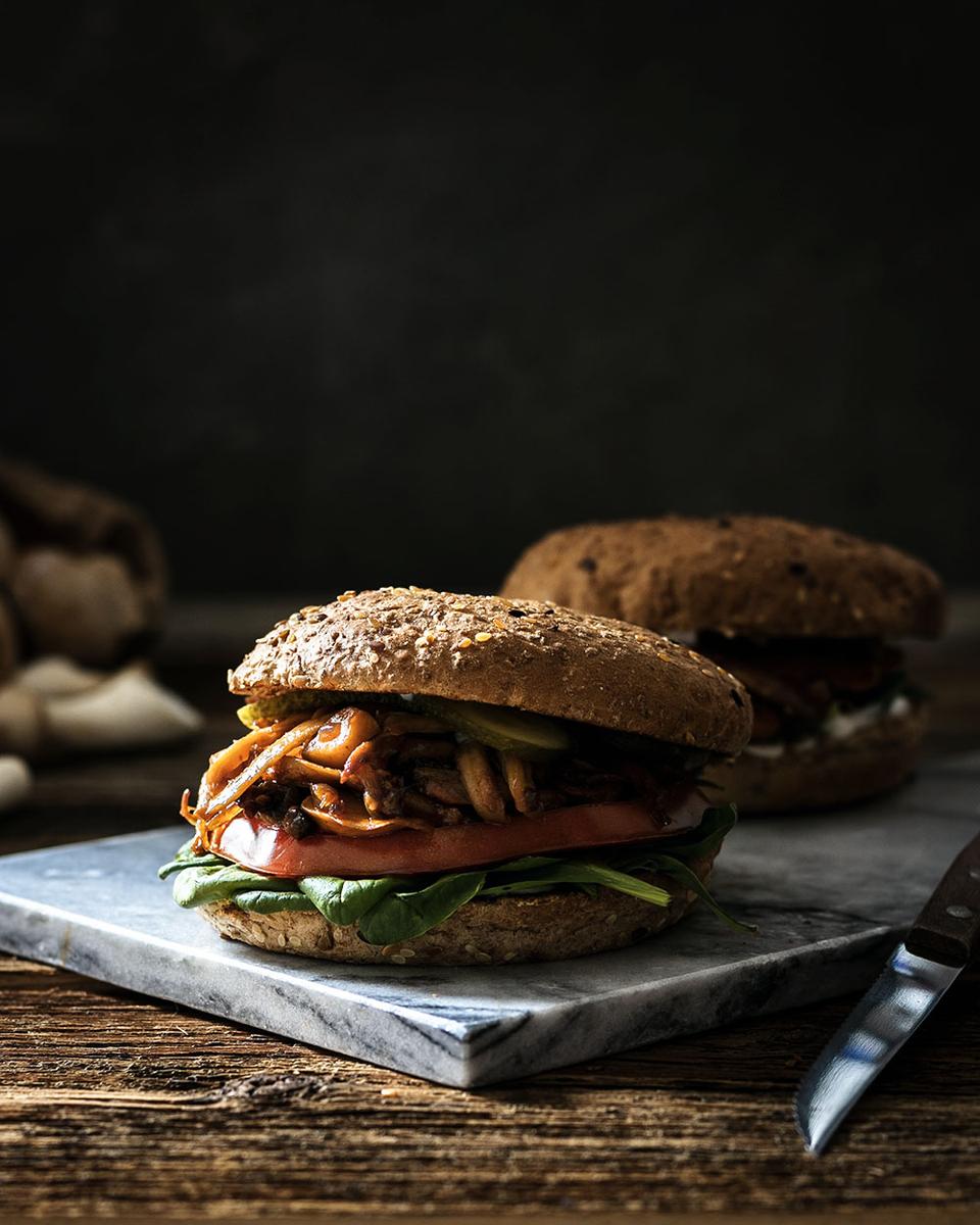 Rezeptbild: Vegetarischer Pulled Pork Burger | Ein herzhaft-deftiger Veggie-Burger ohne Fleisch