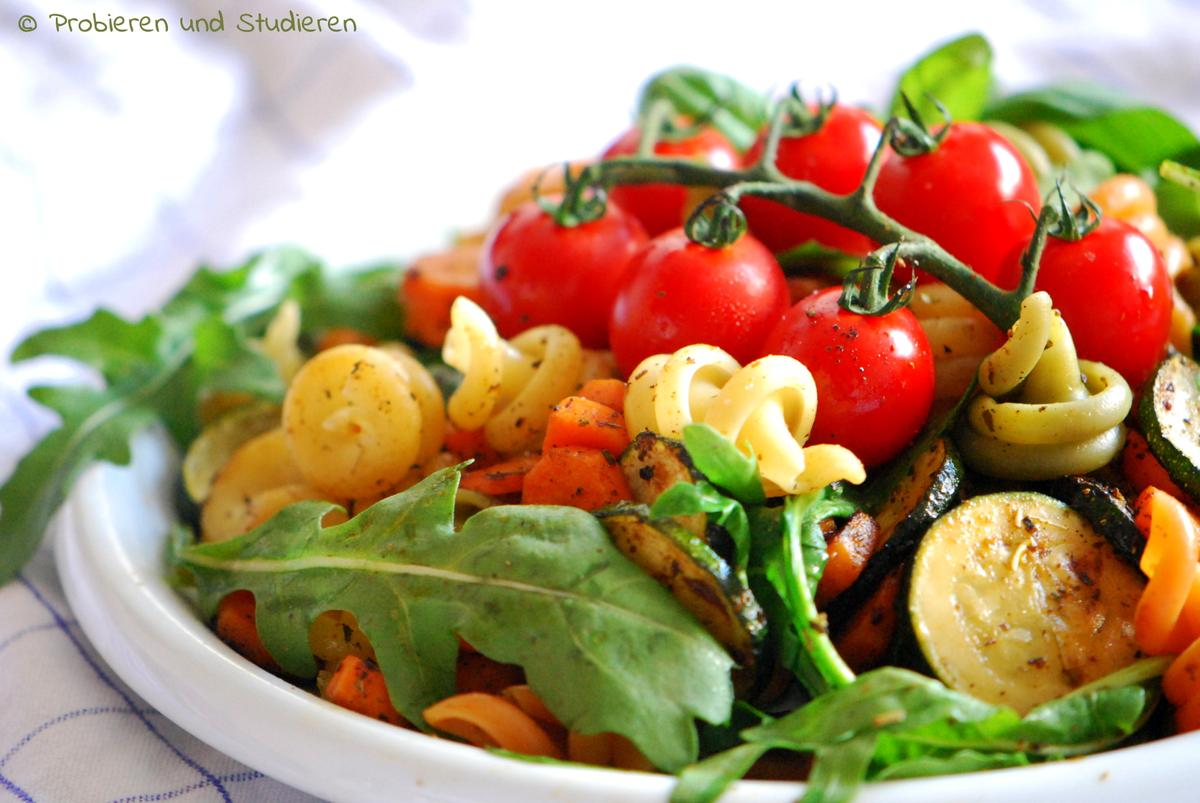 Rezeptbild: Mediterraner Tricolore Nudelsalat mit Zucchini & Rucola