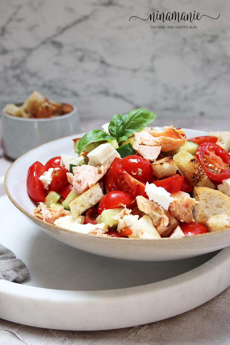 Rezeptbild: Brotsalat mit Lachs, Schafskäse und geschmolzenen Tomaten