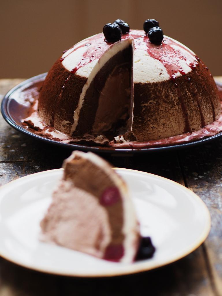 Rezeptbild: Schwarzwälderkirsch-Eisbombe
