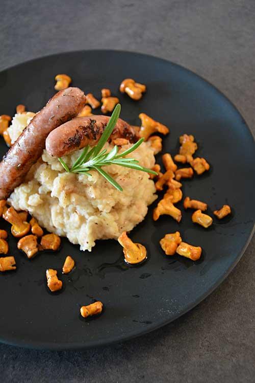 Rezeptbild: Bohnenpüree mit Wurst und Pfifferlingen