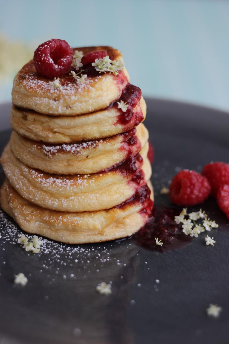 Rezeptbild: Holunderblüten-Pancakes mit Himbeersauce