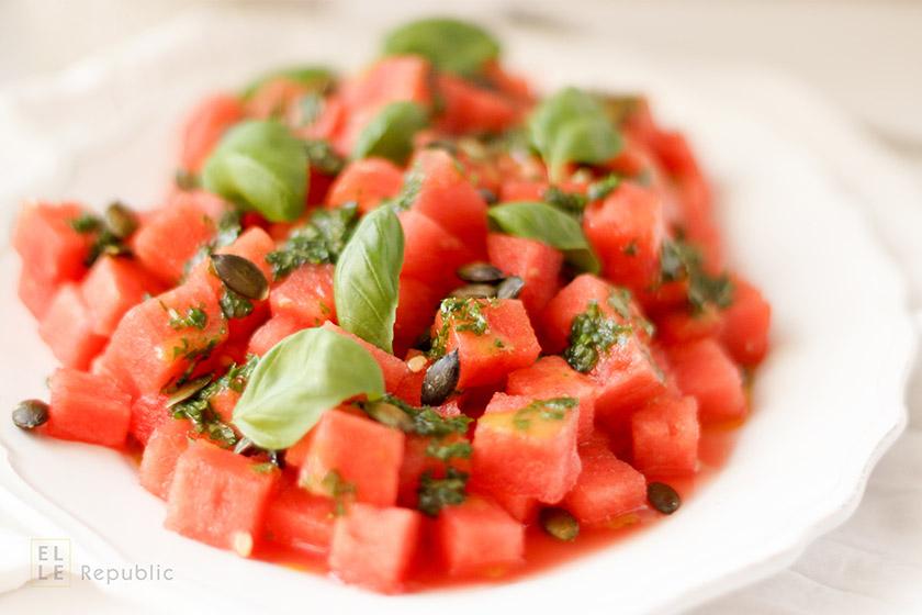 Rezeptbild: Wassermelonen Salat mit Basilikum-Öl und Kürbiskernen