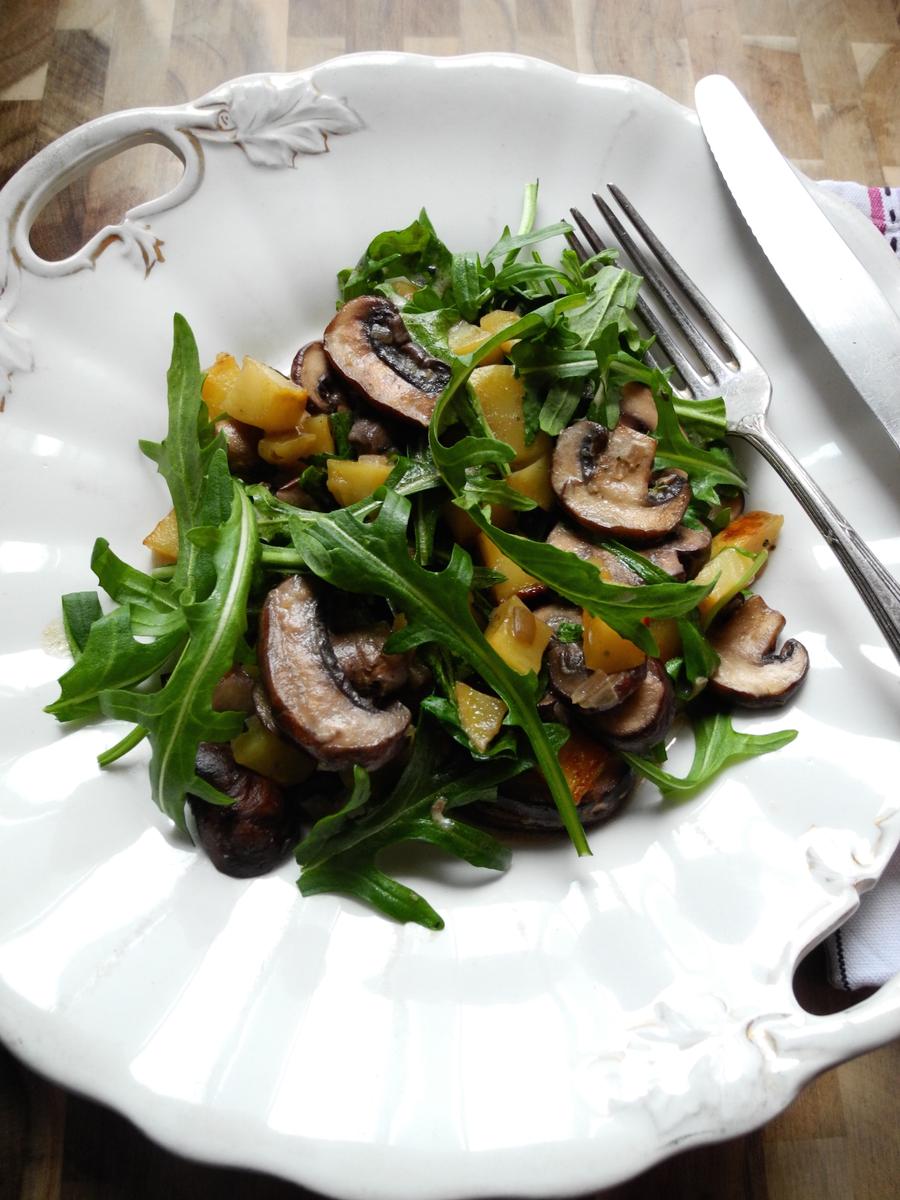 Rezeptbild: LIAISON VON PILZEN, RUCOLA UND KNUSPRIGEN KARTOFFELN
