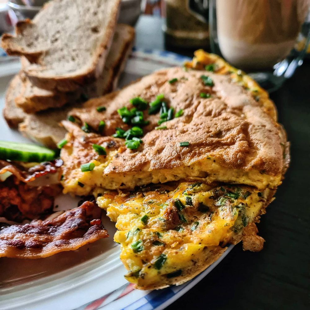 Rezeptbild: Fluffiges Omelett mit Cheddar und viel Schnittlauch! ??