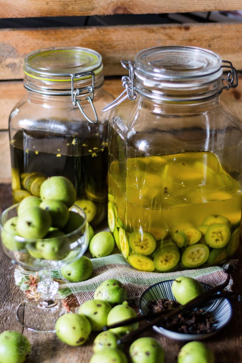 Rezeptbild: Walnusslikör aus grünen Walnüssen