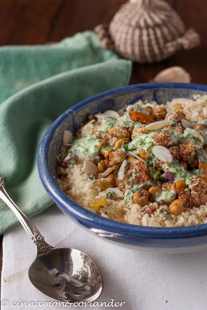 Rezeptbild: Veganer Couscous Bowl mit orientalischem Ofengemüse & Tahini Minz Sauce