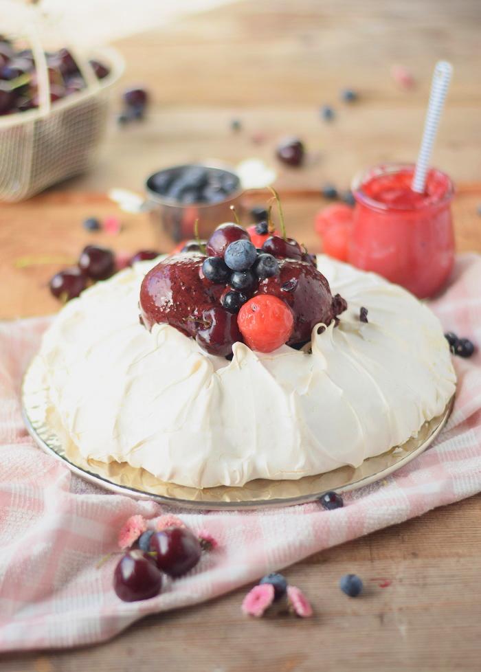 Rezeptbild: Pavlova mit Frozen Blaubeer-Kirsch-Joghurt