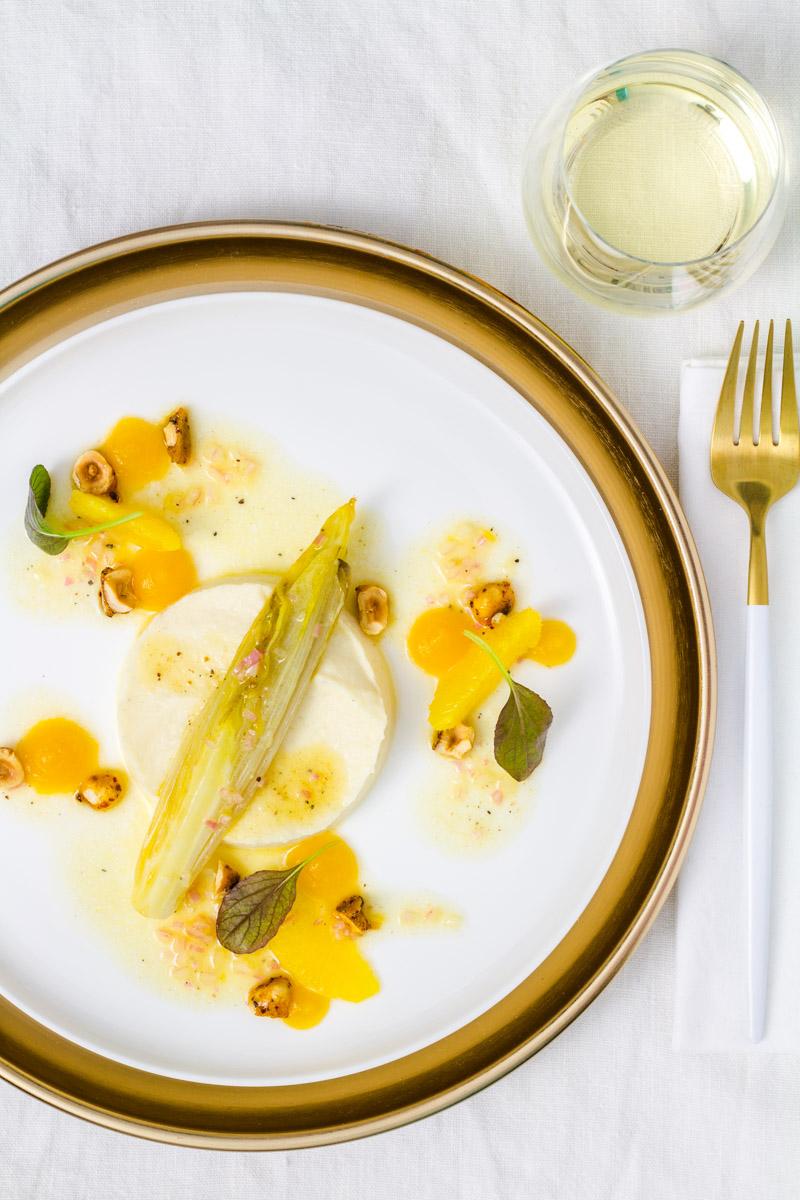 Rezeptbild: Geschmorter Chicorée | Selleriepüree | Chili-Haselnüsse | Passionsfrucht-Gel | Orangen-Vinaigrette