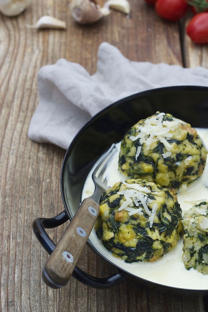 Rezeptbild: Spinatknödel mit Käsesauce