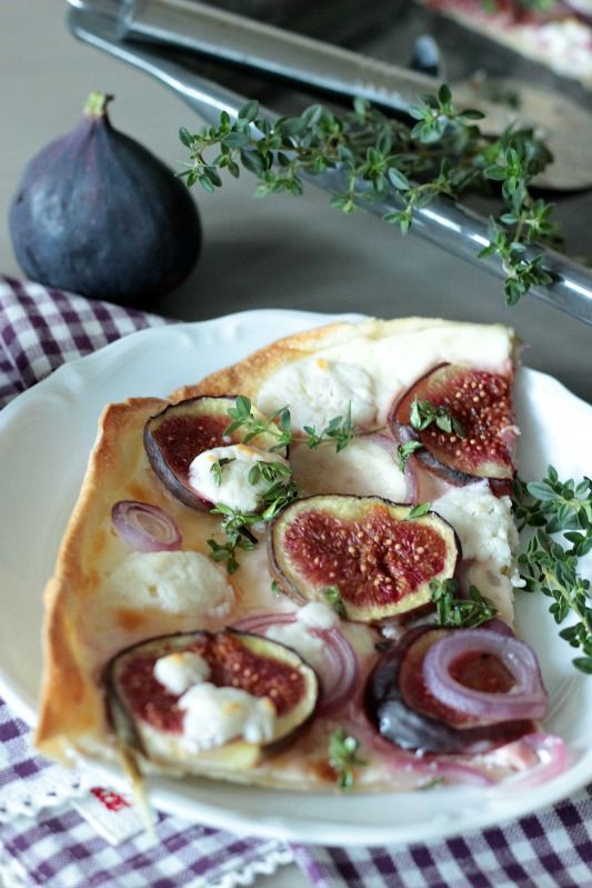 Rezeptbild: Flammkuchen mit Feige,Ziegenkäse und Thymianhonig