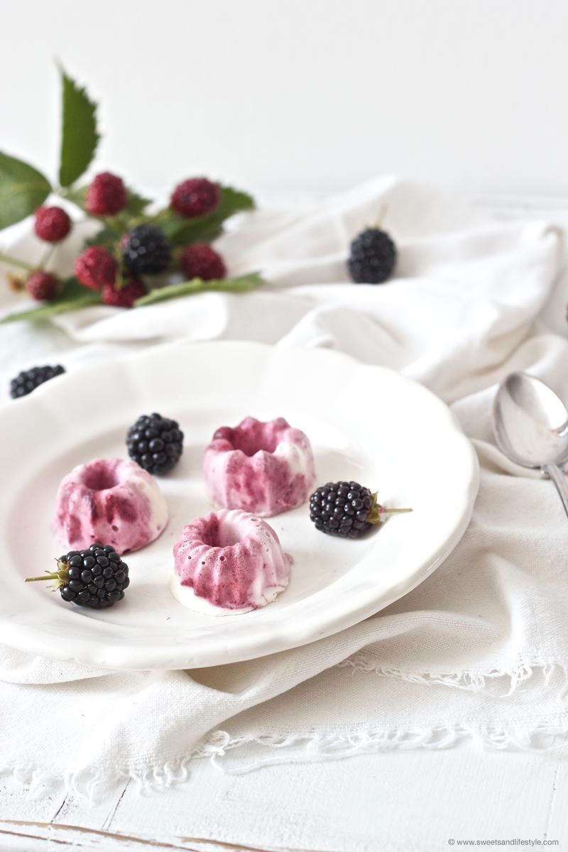 Rezeptbild: Mini-Eisgugl mit Brombeeren