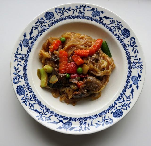 Rezeptbild: Wok; Glasnudelnpfanne Mit Gemüse und Rindfleisch