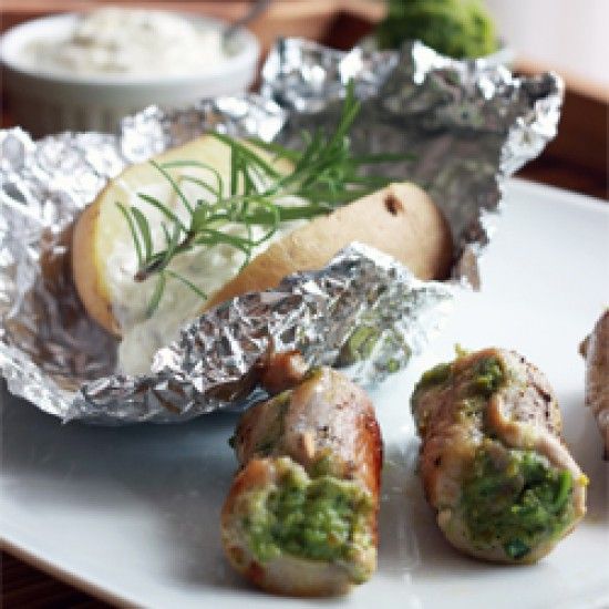 Rezeptbild: Schnitzelröllchen mit Pistazienpesto und Ofenkartoffeln