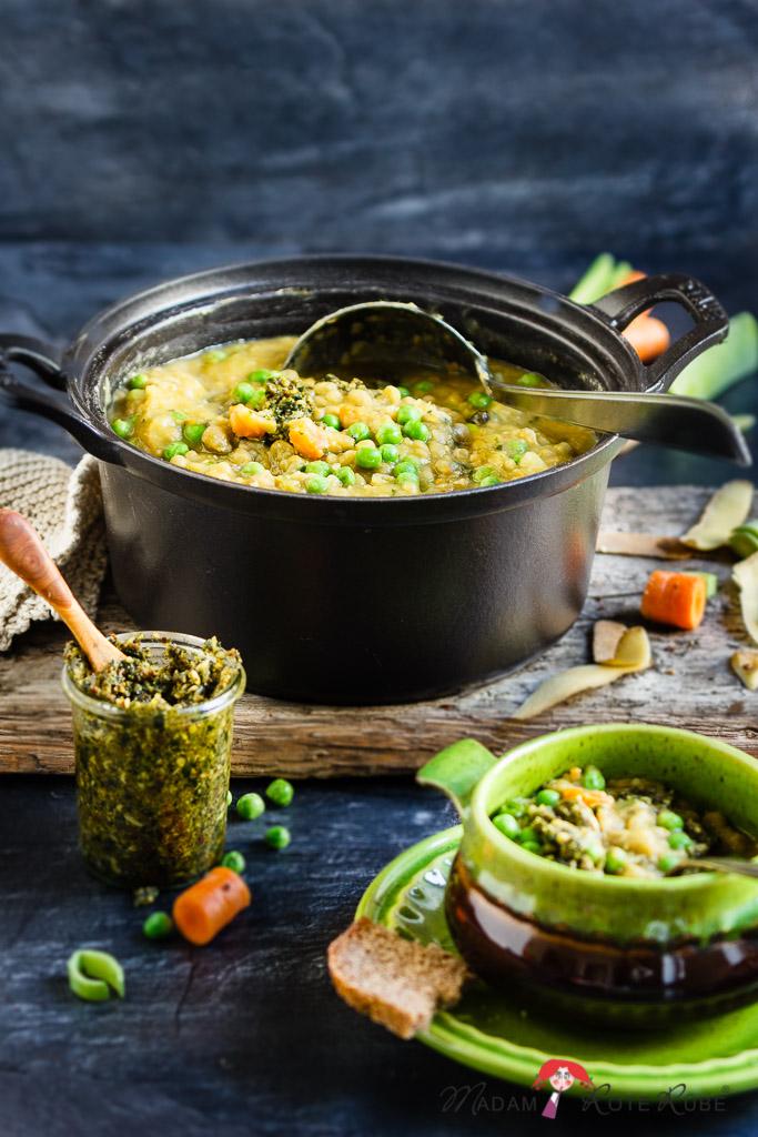 Rezeptbild: Vegetarischer Erbseneintopf mit Kartoffeln und Pesto wärmt richtig auf