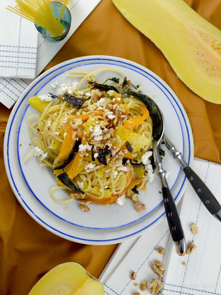 Rezeptbild: Roasted Butternut Pasta mit Feta und Walnüssen