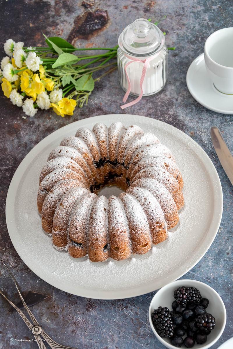 Rezeptbild: Blaubeer-Brombeer Eierlikör-Gugelhupf