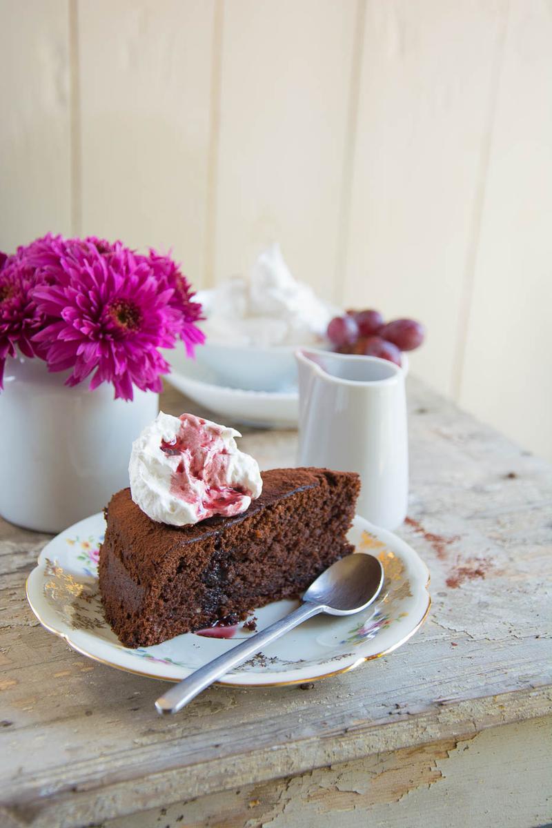 Rezeptbild: Fluffiger Rotweinkuchen mit einer süßen Rotweinsirup Krönung