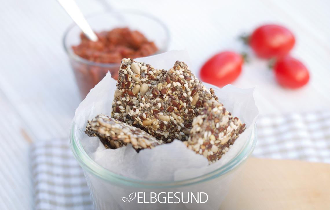Rezeptbild: Gesund knuspern mit Chia-Cräckern und Chia-Dip