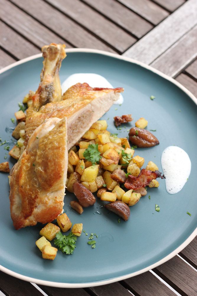 Rezeptbild: Keschde-Hinkel mit Brotgrumbeere un Specksoß