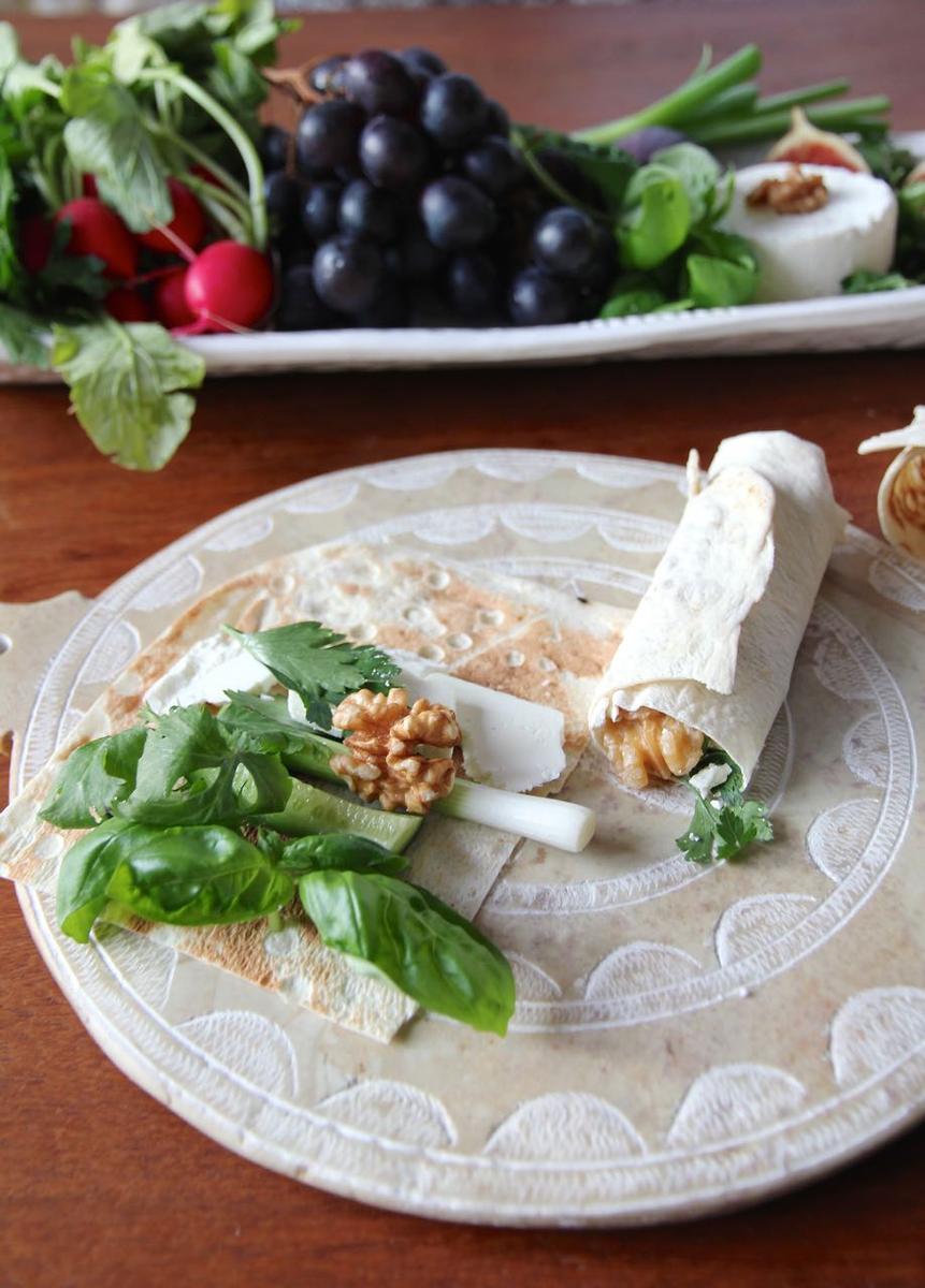 Rezeptbild: Sabzi Khordan - persischer Kräuterwrap mit Schafskäse